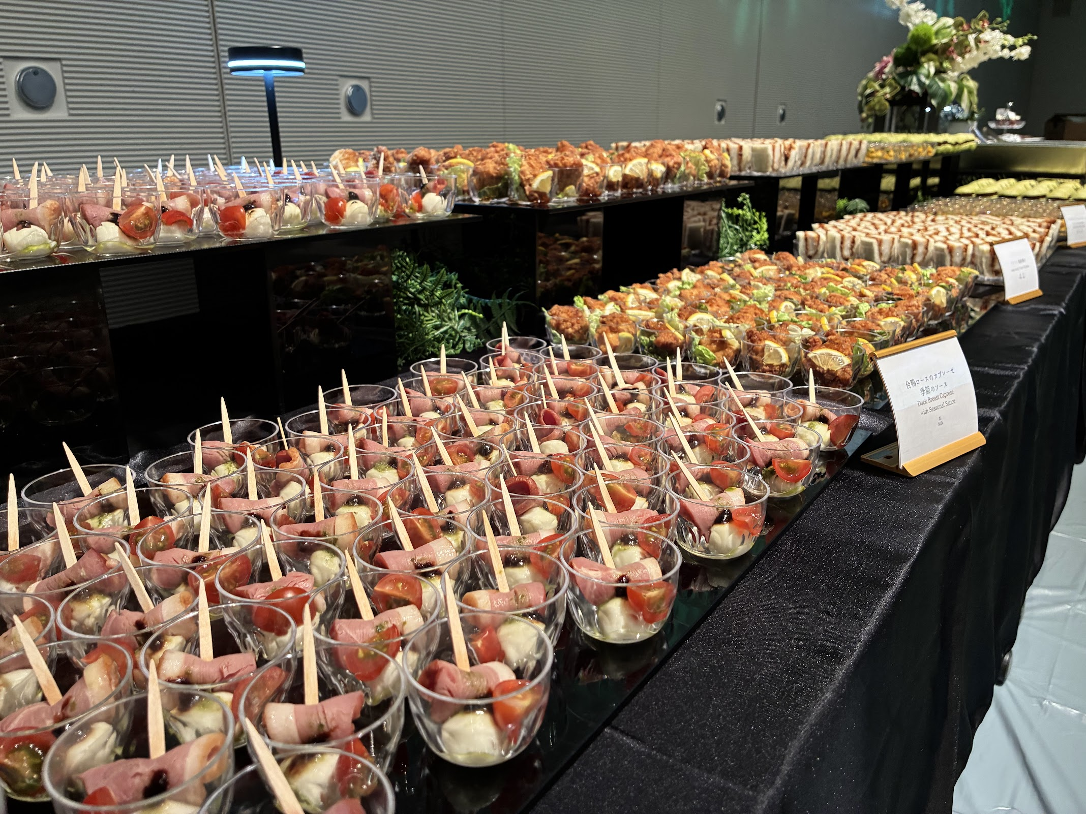 彩り豊かなフィンガーフードをカップで並べたケータリング例