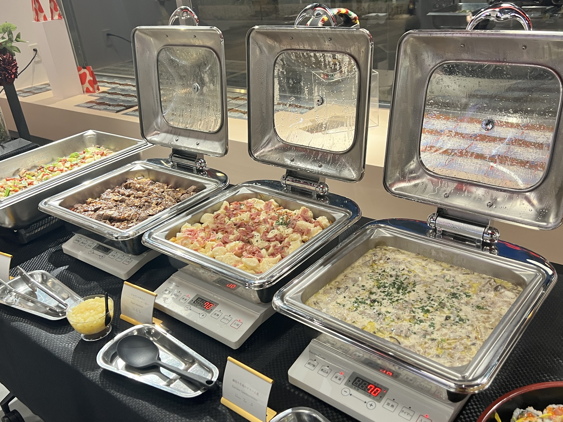 保温器で温かい料理を提供するビュッフェ例