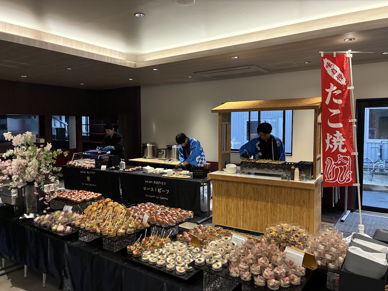 たこ焼きの実演コーナーを備えた会場
